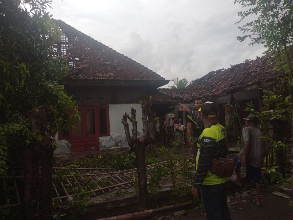 Bhabinkamtibmas Polsek Prajekan tinjau rumah warga terdampak puting beliung