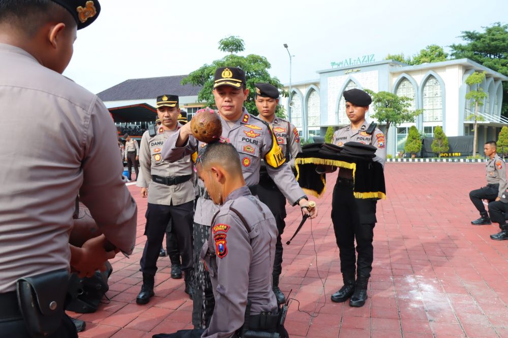 Kapolres Gresik AKBP Adhitya Panji Anom saat tutup pembinaan tradisi Bintara Remaja Polri