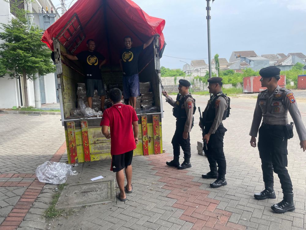 Personil Polres Gresik lakukan pengamanan gudang logistik surat suara