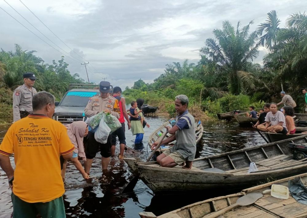 Polisi bantu warga terdampak banjir di Pelalawan