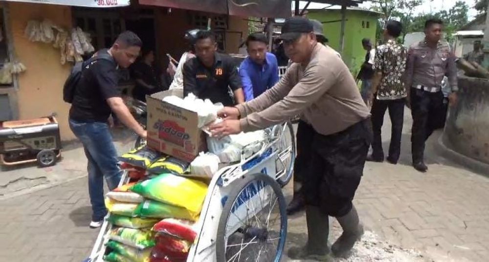 Polres Bondowoso beri bantuan warga terdampak puting beliung