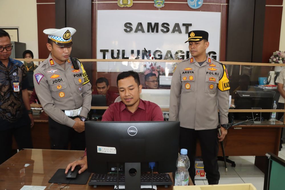 Kapolres Tulungagung AKBP Teuku Arsya Khadafi didampingi Kasat Lantas Polres Tulungagung cek pelayanan kantor bersama Samsat Tulungagung