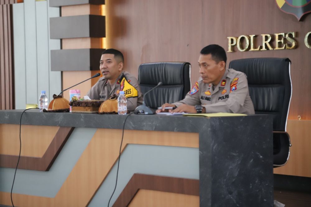 Wakapolres Gresik Kompol Danu Anindhita Kuncoro Putro saat memberikan pembekalan