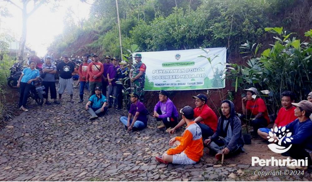 Perhutani Lawu Ds bersama Pemdes Bodag usai tanam pohon