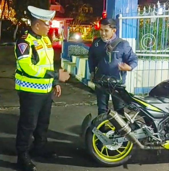Satlantas Polres Bondowoso tilang pengendara yang gunakan knalpot non Spektek