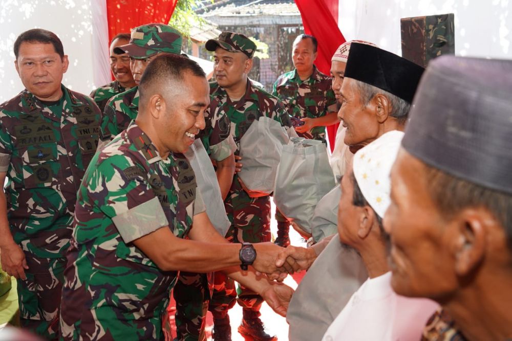 Danrem 084/BJ Brigjen TNI Yusman Madayun bersama Pangdam V Brawijaya Mayjen TNI Rafael Granada Baay saat kunjungan ke Bangkalan