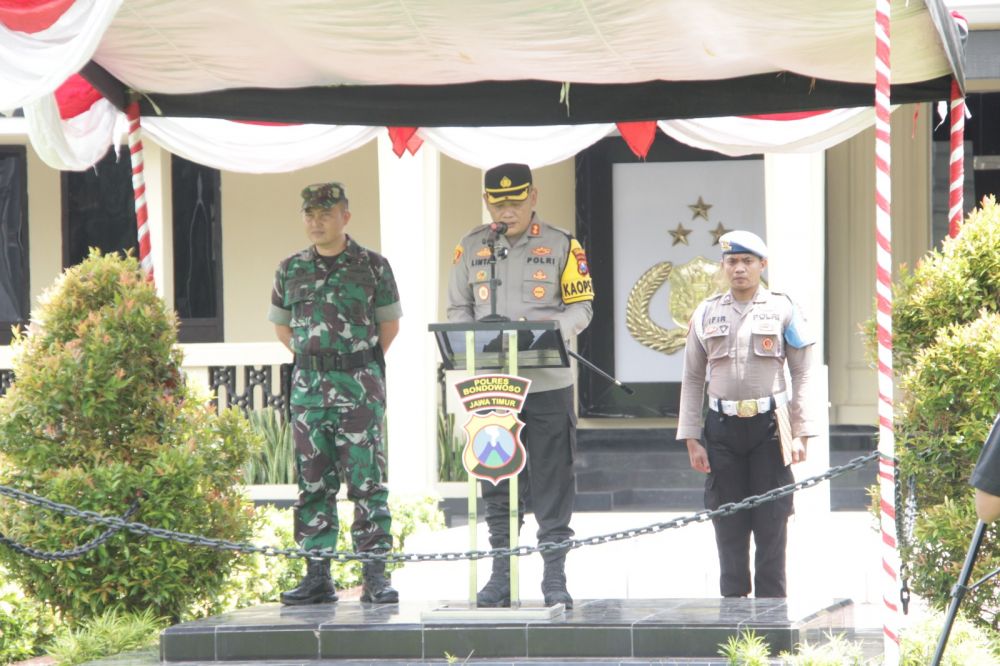 Kapolres Bondowoso AKBP Lintar Mahardhono pimpin apel gelar pasukan