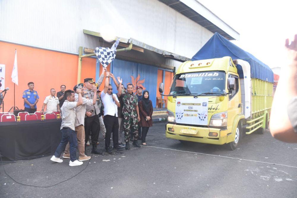 Kapolres Bondowoso Bersama Forkopimda Lepas Pendistribusian Logistik Pemilu 2024
