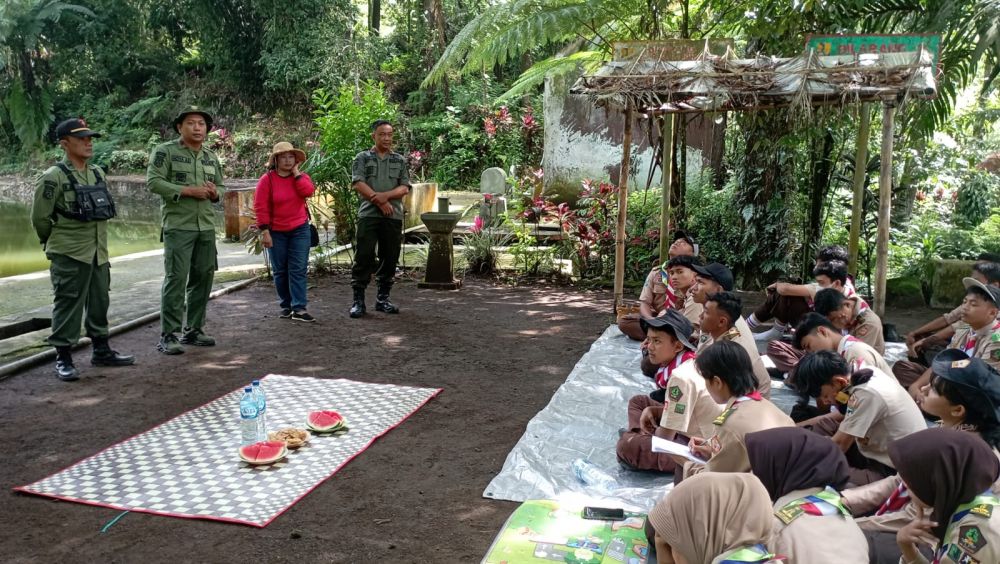 Perhutani KPH Banyuwangi Barat tanam pohon bersama Pramuka dan Pemdes Bayu