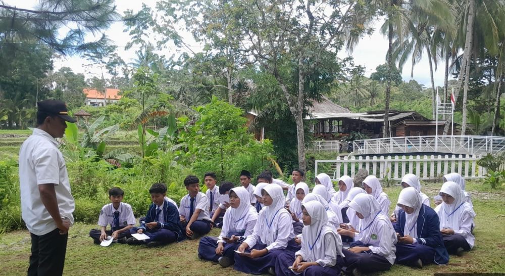 Siswa MTSN 3 Banyuwangi diberikan edukasi terkait hutan Wisata Kalisawah