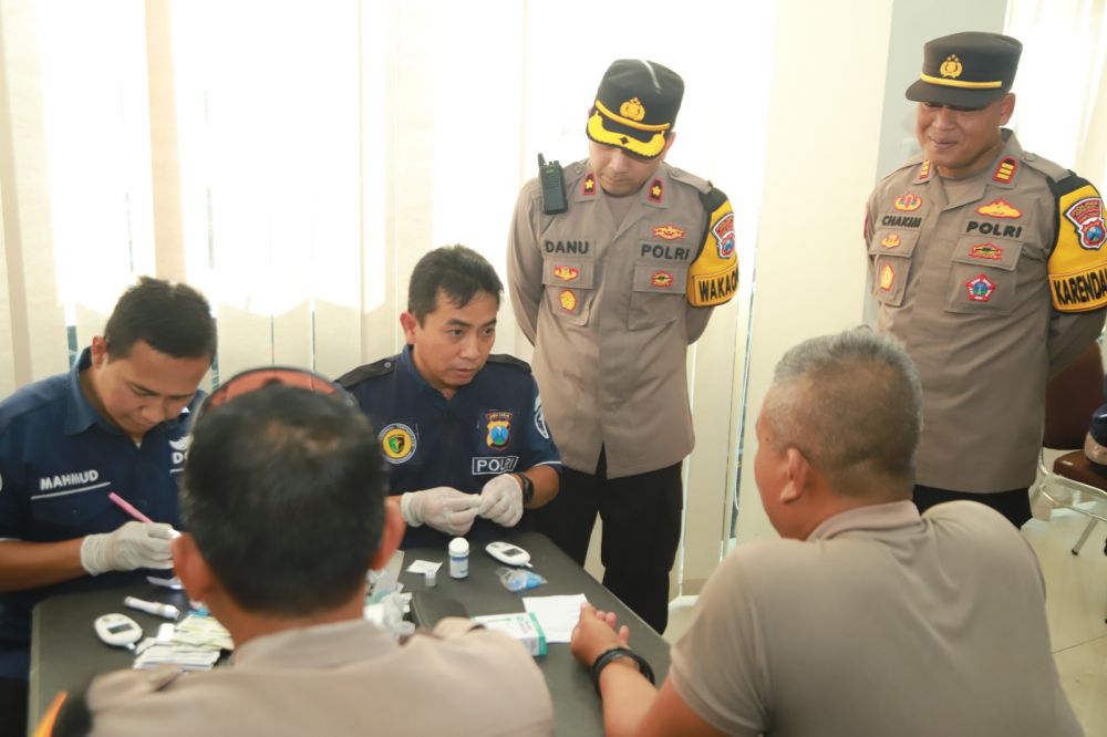 Wakapolres Gresik Kompol Danu Anindhita Kuncoro Putro cek anggota saat Rikkes