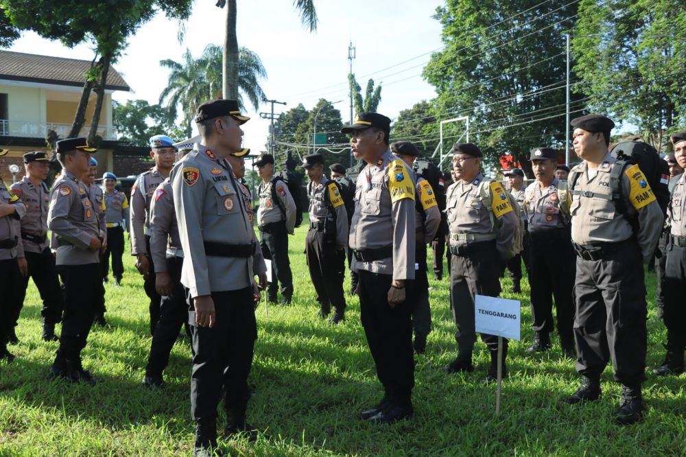 Kapolres Bondowoso AKBP Lintar Mahardhono lepas personil pengamanan Pemilu 2024
