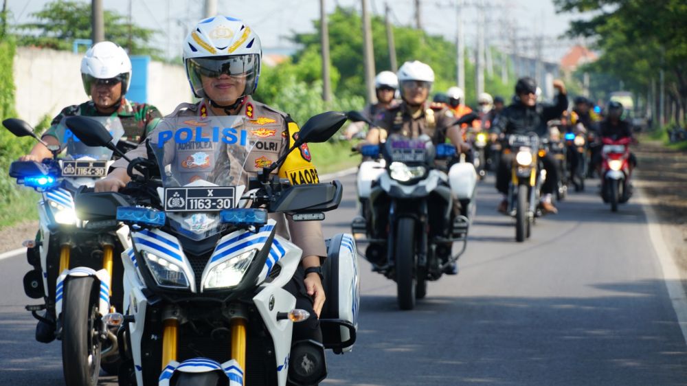 Kapolres Gresik AKBP Adhitya Panji Anom pimpin patroli skala besar pengamanan pemilu