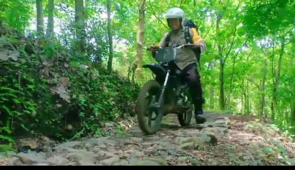 Anggota Polres Bondowoso kirimkan surat suara ke wilayah yang sulit dijangkau demi suksesnya pemilu