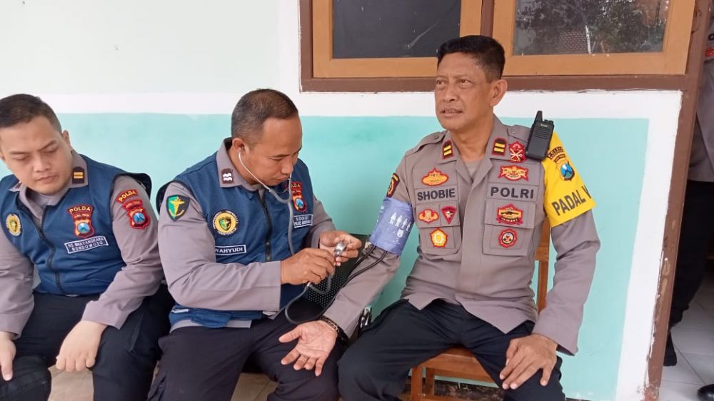 Tim Dokkes Polres Bondowoso Cek Kesehatan Personil PAM TPS Pemilu