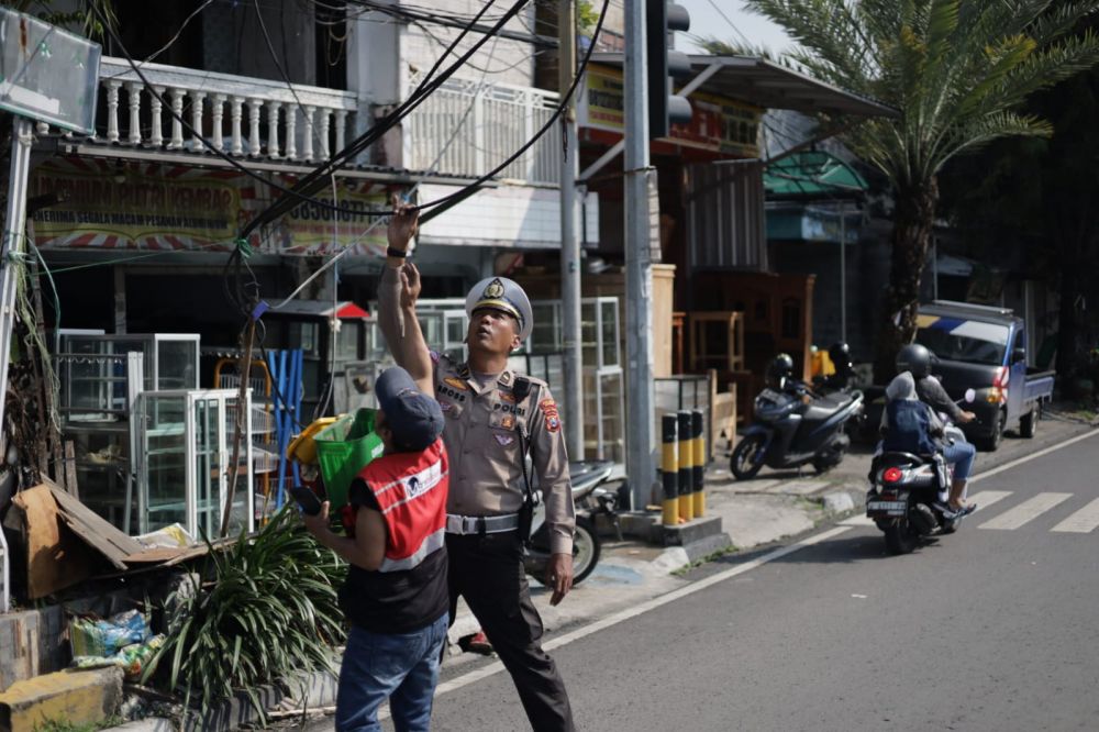 Satlantas Polres Gresik sigap tangani kabel listrik putus