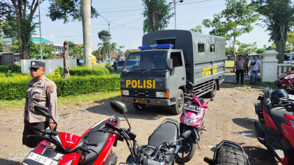 Polres Bondowoso Patroli Penghitungan Surat Suara di PPK