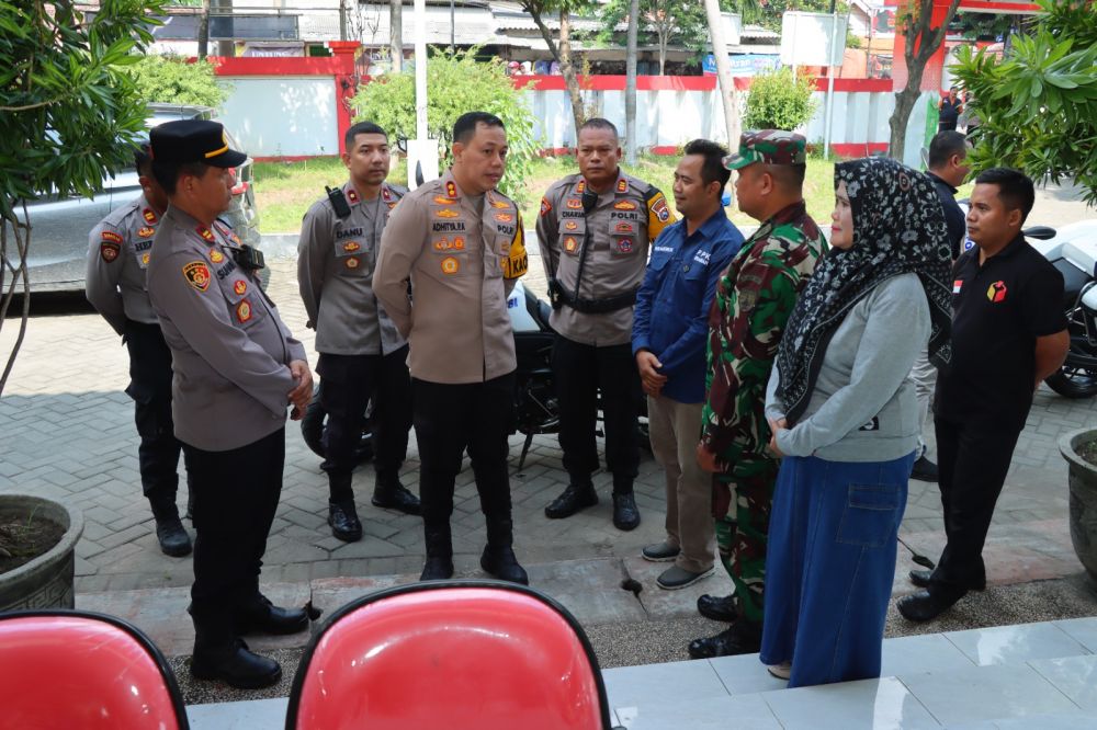 Kapolres Gresik AKBP Adhitya Panji Anom tinjau pengamanan perhitungan suara di PPK