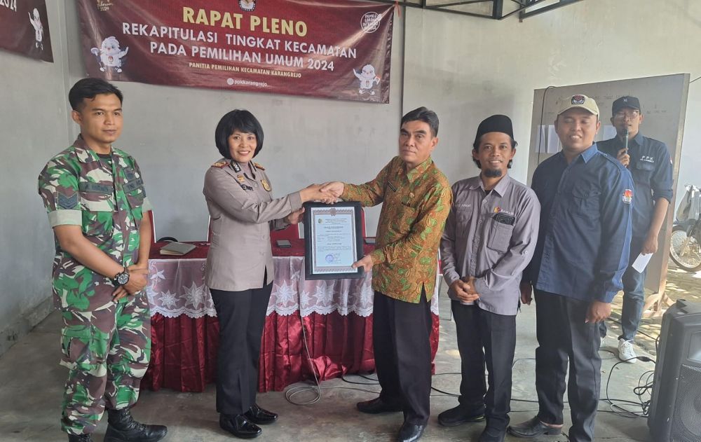 Kapolsek Karangrejo AKP Nenny Sasongko terima penghargaan