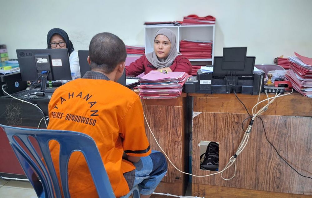 Tersangka diamankan Polisi beserta barang buktinya