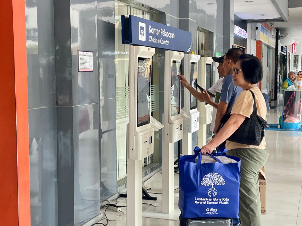 Pelanggan setia penumpang kereta api saat memesan tiket lebaran