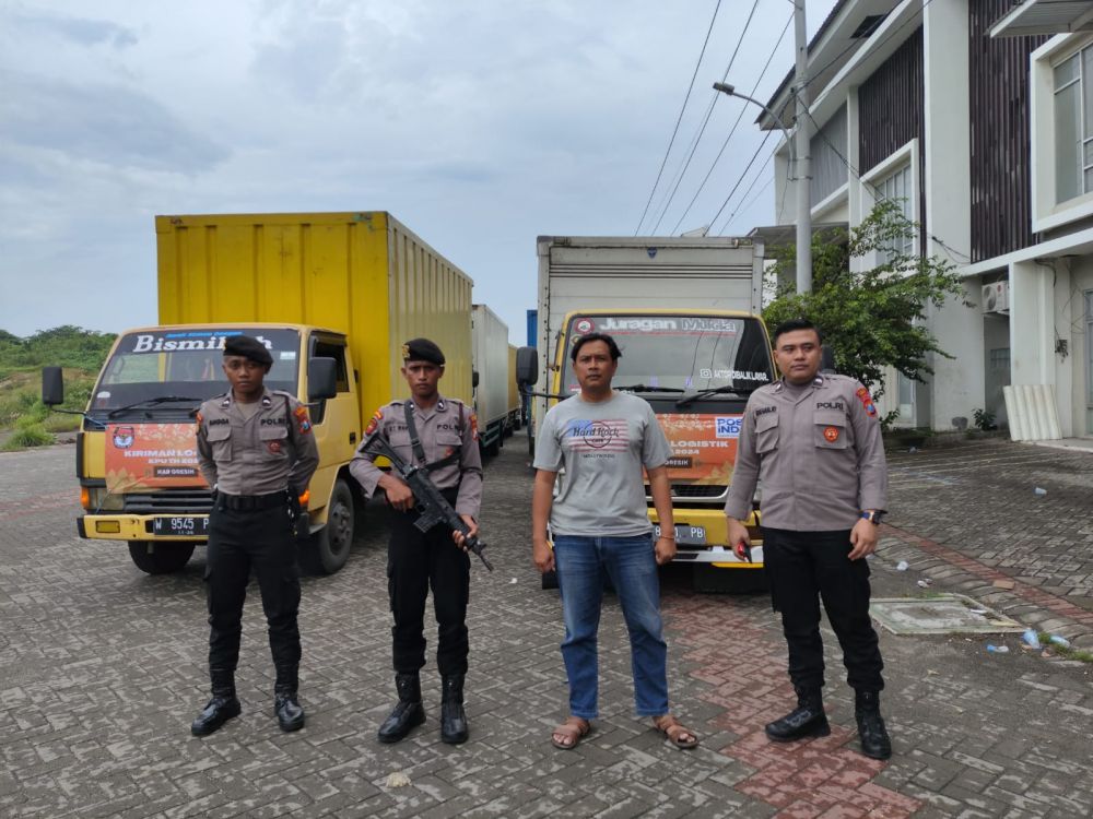 Anggota Polres Gresik kawal pendistribusian logistik Pemilu ke gudang KPU