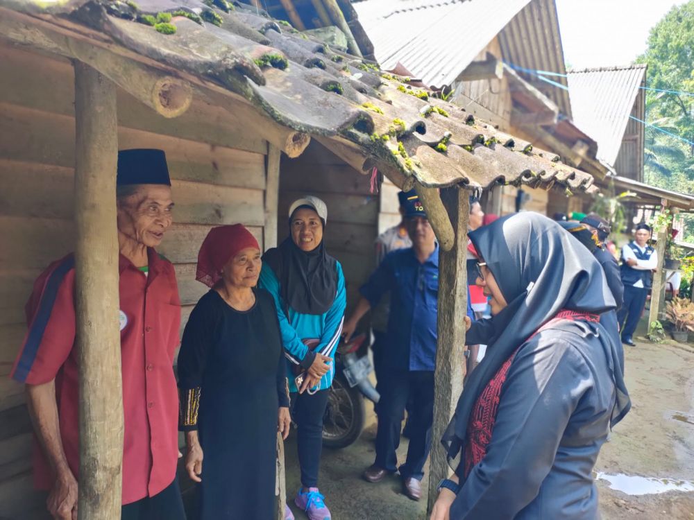 Perhutani bersama Bupati Banyuwangi saat berbagi