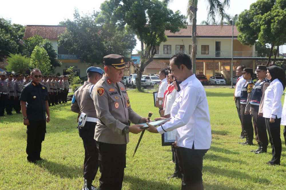 Kapolres Bondowoso AKBP Lintar Mahardhono beri penghargaan anggota berprestasi