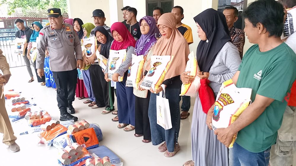 Warga dapat bantuan dari Polres Tulungagung
