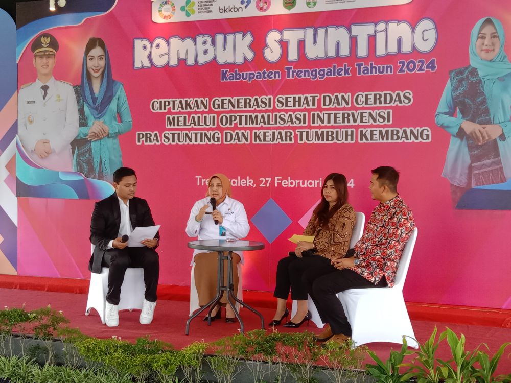 Kaper BKKBN Jatim Maria Ernawati hadir sebagai pembicara