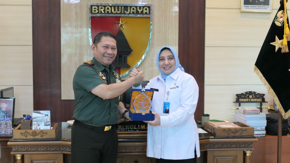 Kaper BKKBN Jatim Maria Ernawati silaturahmi ke Pangdam V Brawijaya Mayjen TNI Rafael Granada Baay