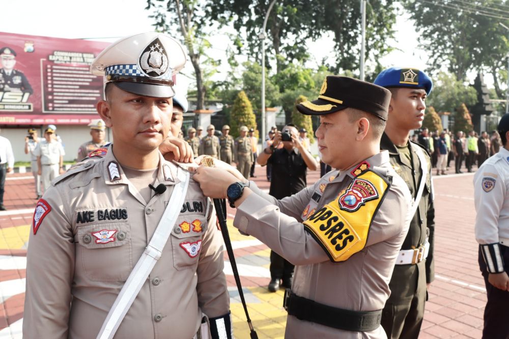 Kapolres Gresik AKBP Adhitya Panji Anom pimpin apel gelar pasukan operasi keselamatan Semeru
