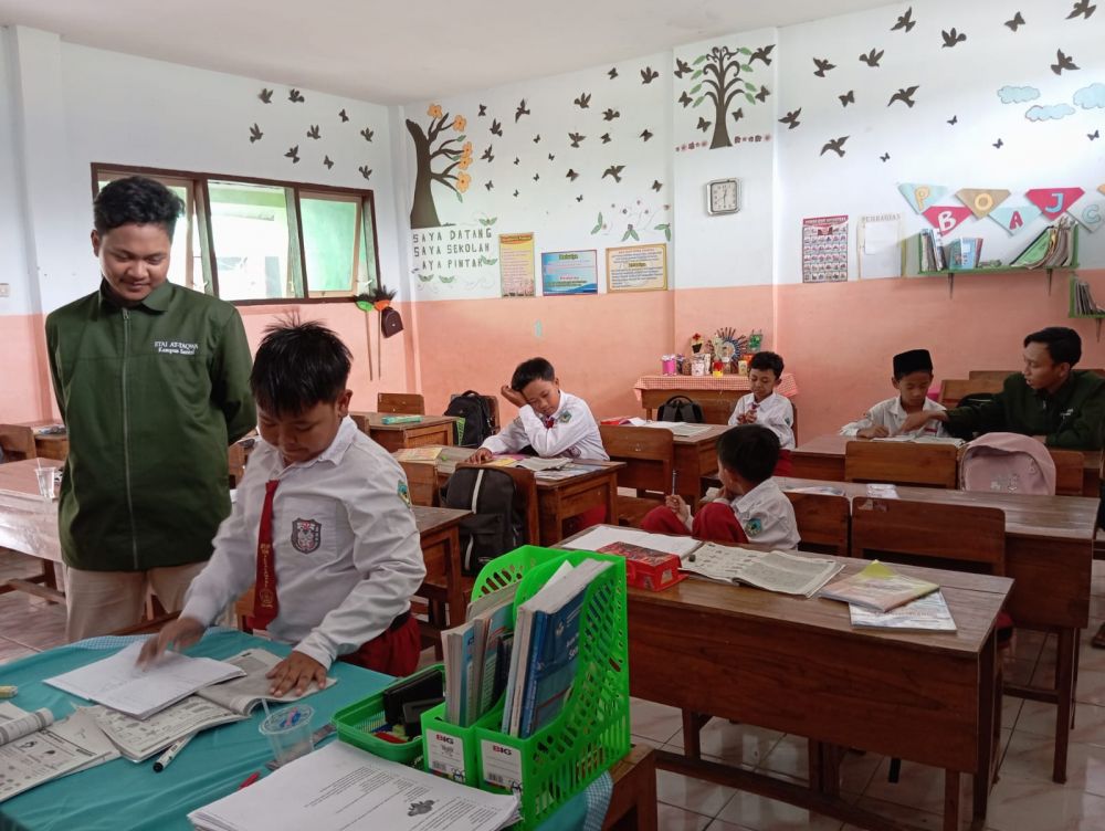 BEM IAI At-Taqwa mengajar anak SDN Tegalampel 1 Bondowoso