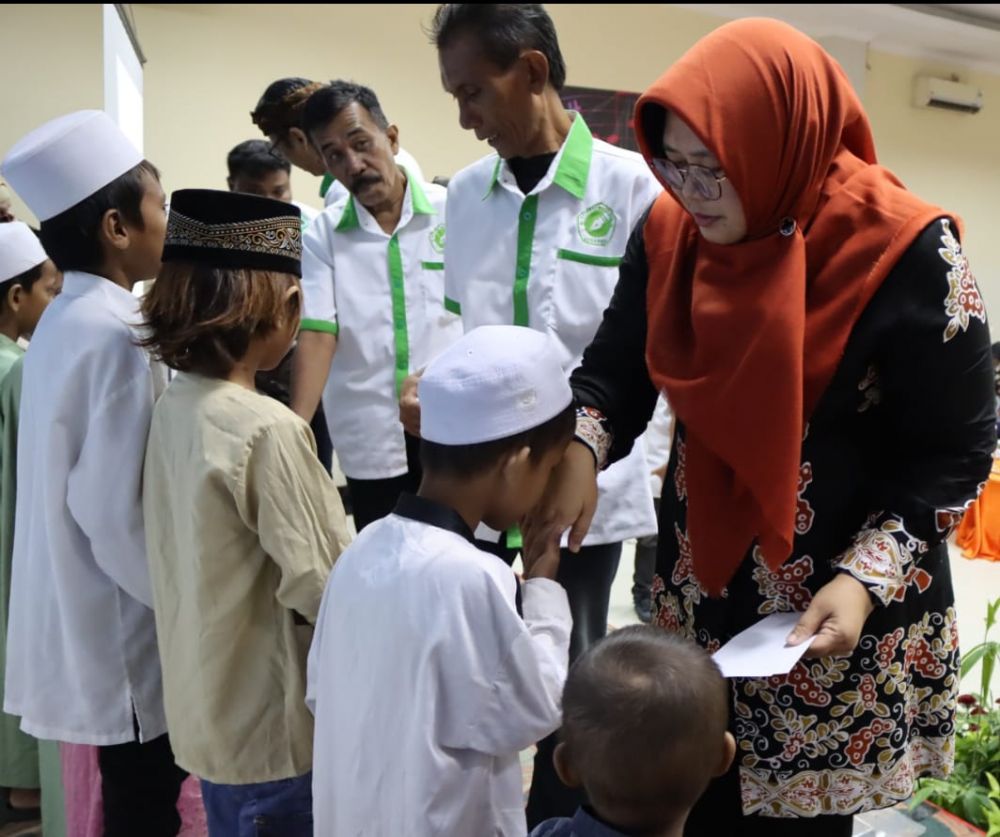 AWS beri santunan anak yatim dhuafa