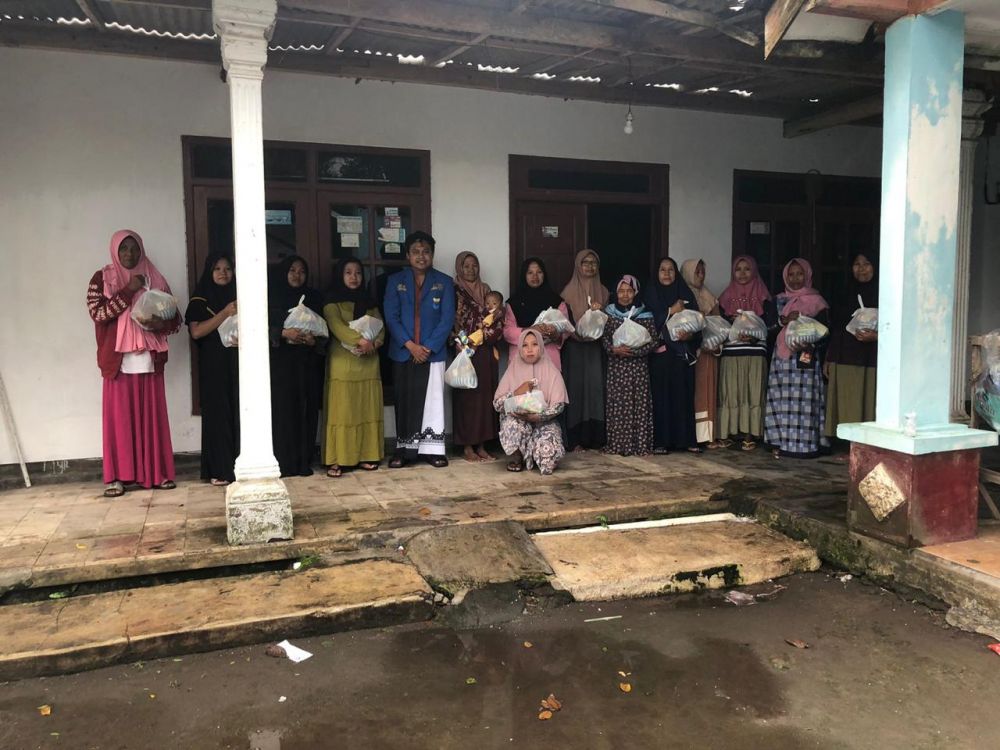 Jelang Ramadhan, PC PMII Bondowoso Bagi Sembako ke Warga Kurang Mampu