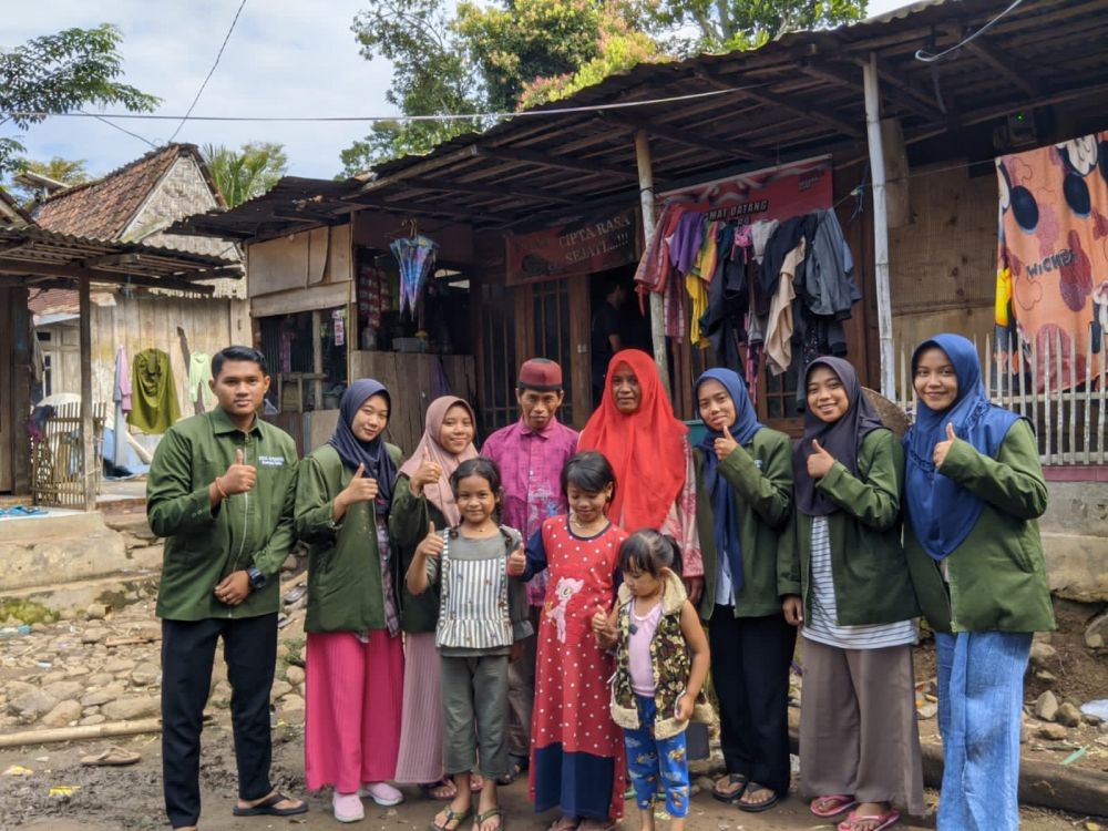 Mahasiswa IAI At-Taqwa Bondowoso bersama warga