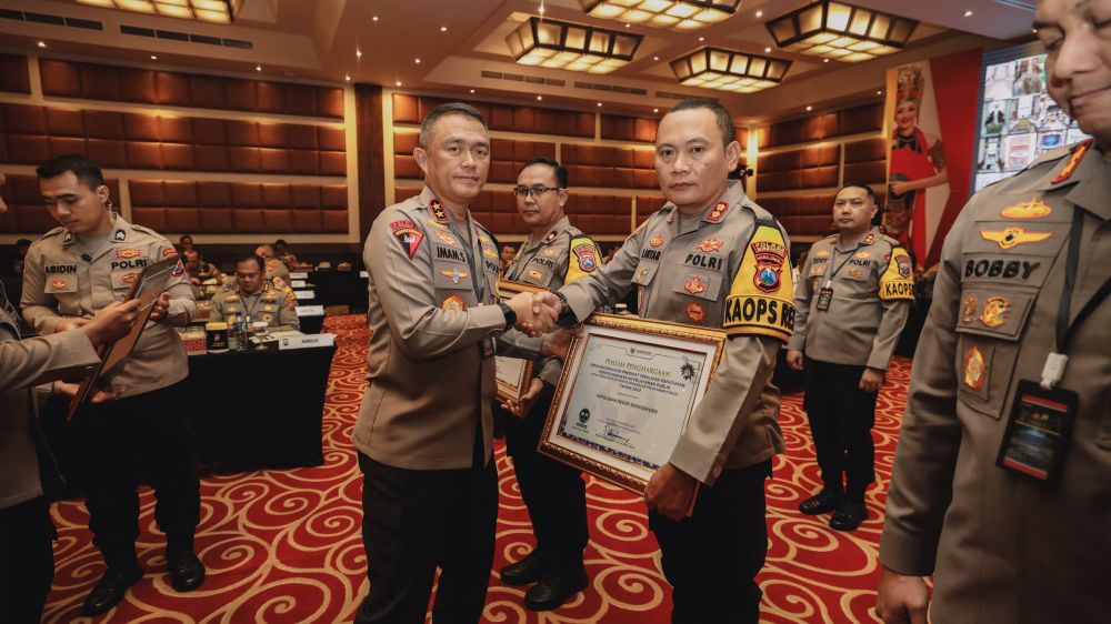 Kapolres Bondowoso AKBP Lintar Mahardhono terima penghargaan dari Kapolda Jatim Irjen Pol Drs. Imam Sugianto