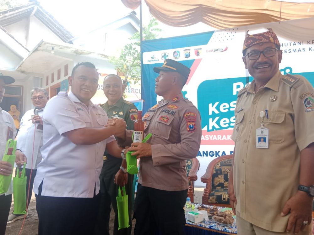 Perhutani KPH Banyuwangi Barat peduli kesehatan penyadap getah Pinus