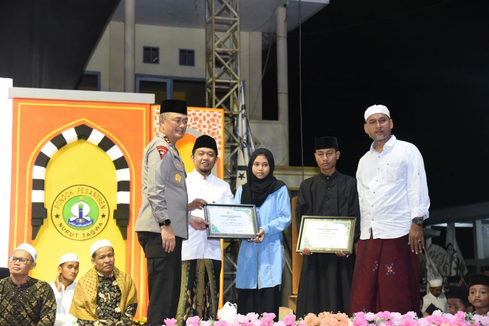 Kapolda Jatim Irjen Pol Drs. Imam Sugianto hadiri haul di Ponpes Nurut Taqwa Cerme