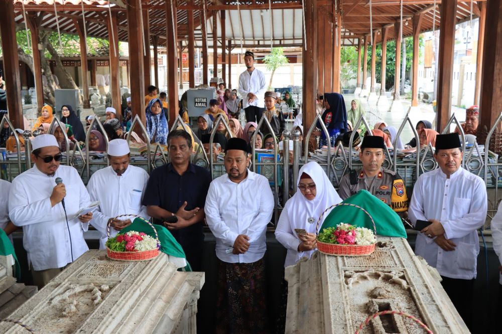 Polres Bersama Forkopimda Ziarah Makam di HUT Pemkab ke-50 dan Kota Gresik ke-537