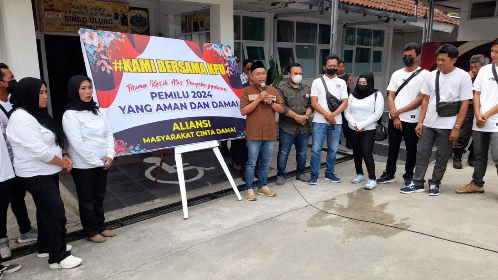 Puluhan massa apresiasi KPU