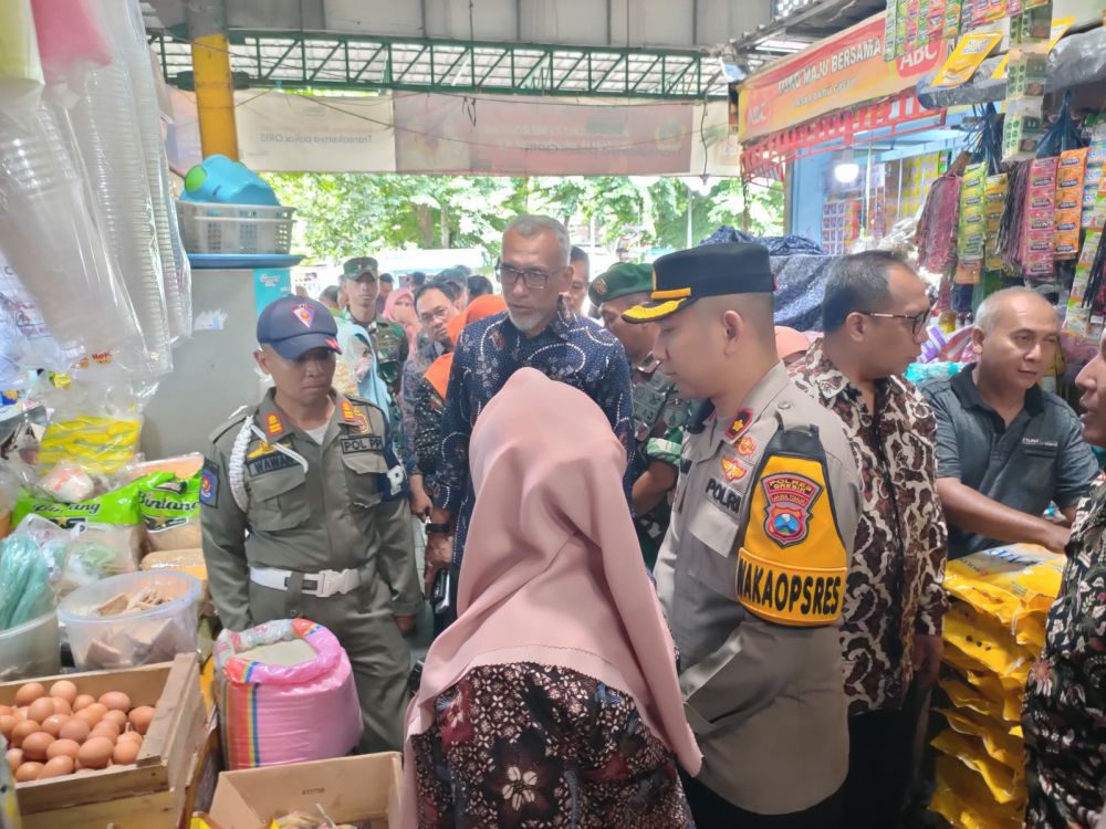 Forkopimda Gresik sidak Pasar Tradisional dan modern
