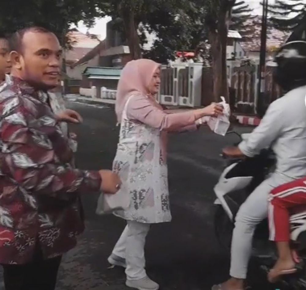 Perhutani KPH Banyuwangi Barat bagikan takjil