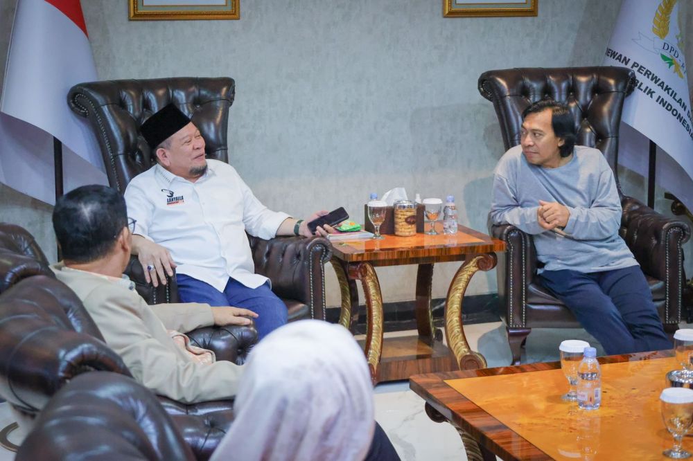 Ketua DPD RI AA LaNyalla Mahmud Mattalitti bersama komedian Komeng