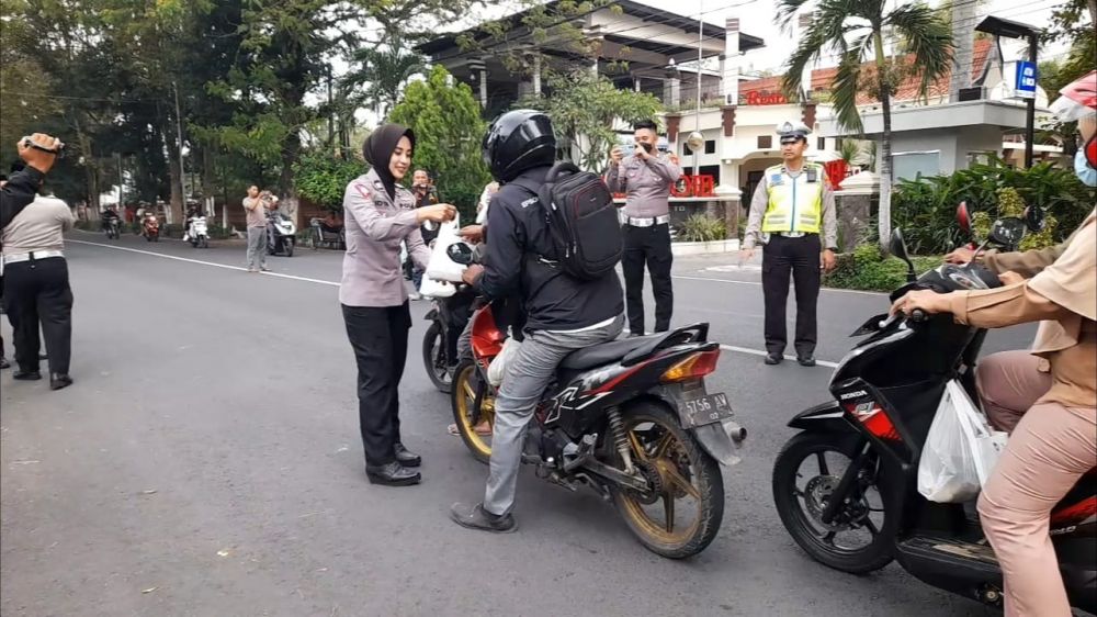 Satlantas Polres Bondowoso sosialisasi dan bagi takjil 