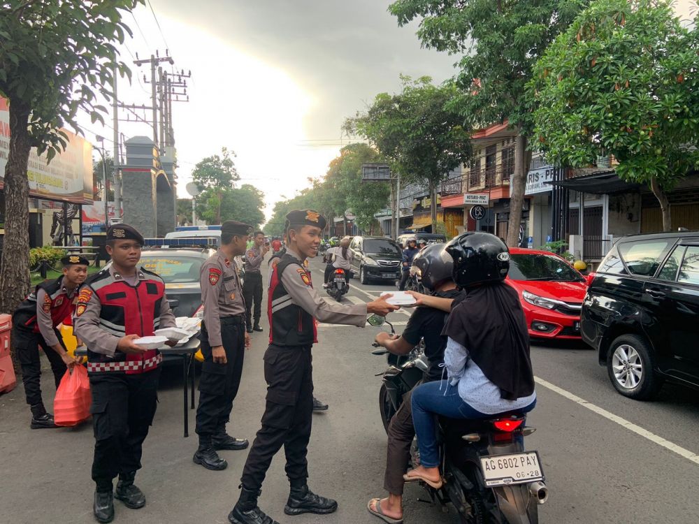 Polres Tulungagung berbagi takjil 