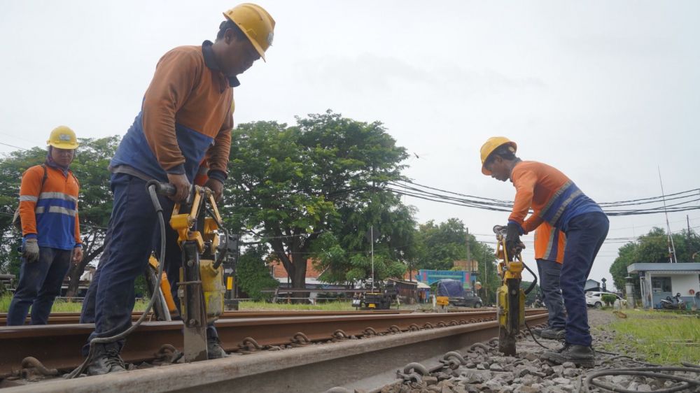 KAI lakukan perawatan jalur KA jelang lebaran 