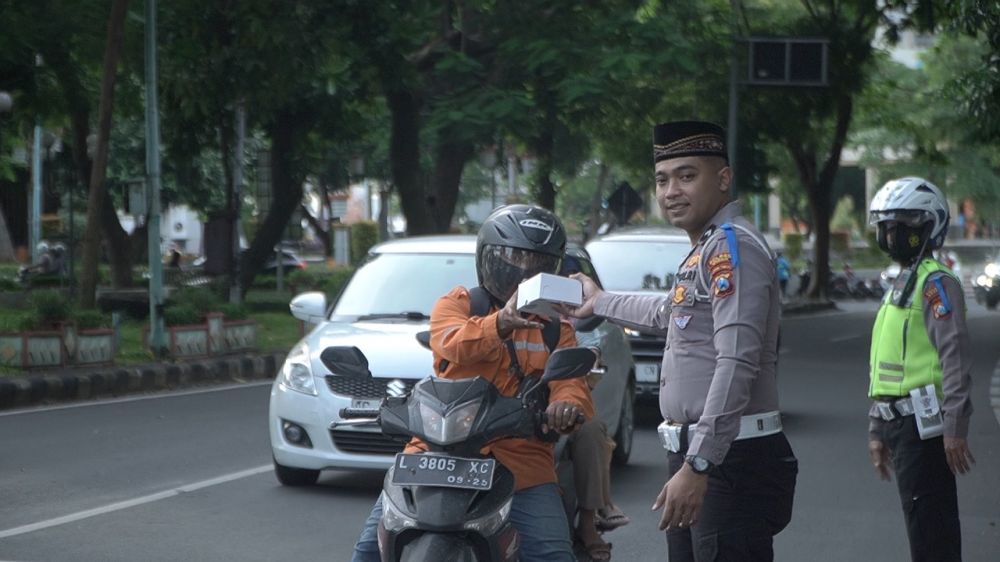 Satlantas Polres Gresik bagikan takjil ke pengendara di jalan