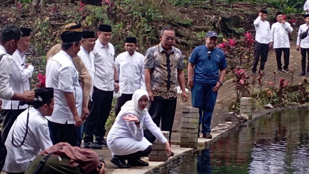 Perhutani Banyuwangi dampingi Bupati Banyuwangi dalam program Bunga Desa