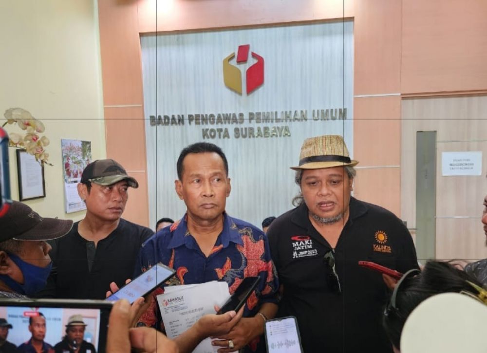 Ketua LSM MAKI Korwil Jatim Heru Satriyo didampingi Edy Sucipto di kantor Bawaslu Surabaya